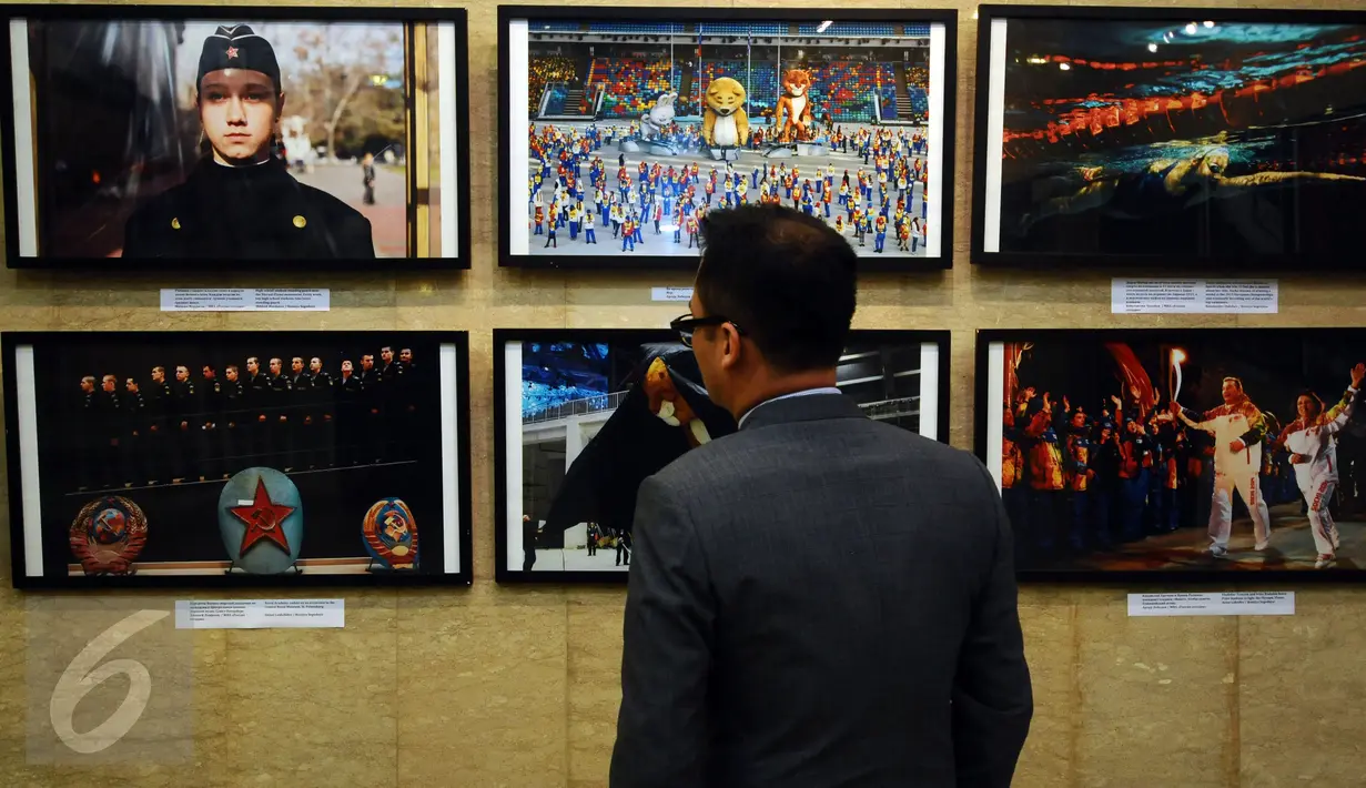 Pengunjung melihat-lihat hasil liputan pewarta foto Rusia, Andrey Stenin di Russian Center for Science and Culture, Jakarta, Selasa (22/12/2015). Andrey Stenin gugur di Timur Ukraina pada Agustus 2014 lalu. (Liputan6.com/Helmi Fithriansyah)