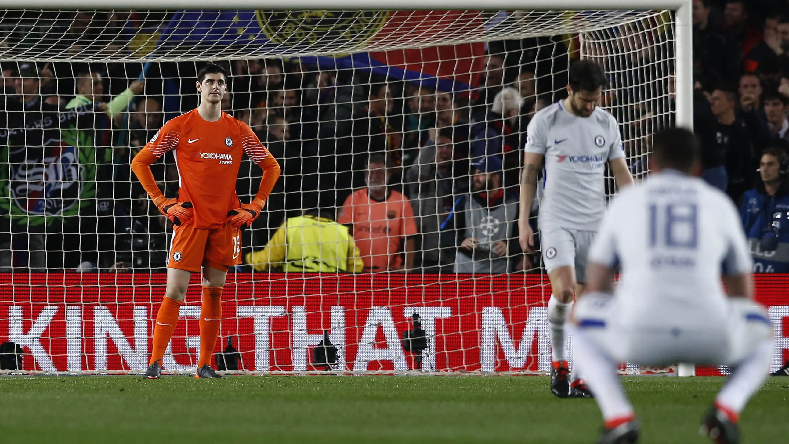 Kiper Chelsea, Thibaut Courtois, tampak kecewa usai disingkirkan Barcelona pada laga Liga Champions di Stadion Camp Nou, Kamis (15/3/2018) AP/Manu Fernandez)