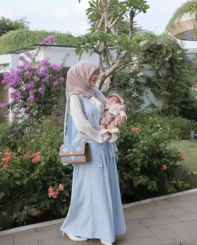 Penampilannya kalem dan bikin adem, ini 7 gaya outfit Larissa Chou saat momong anak kedua