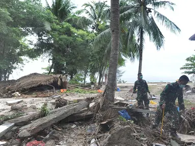 Anggota Batalyon Infanteri 315/Garudadi TNI AD melakukan penyisiran korban tsunami di kawasan Tanjung Lesung Beach Club, Pandeglang, Banten, selasa (25/12). Penyisiran dilakukan disekitar bangunan yang roboh. (Merdeka.com/Arie Basuki)