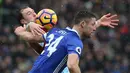 Pemain Burnley, Ashley Barnes (kiri) berduel dengan pemain Chelsea, Gary Cahill pada lanjutan Premier League di Turf Moor stadium, Burnley (12/2/2017).  Chelsea bermain imbang 1-1 lawan Burnley.  (EPA/Nigel Roddis)