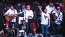 Menteri yang tergabung band Elek Yo Band tampil pada acara malam amal penggalangan dana untuk korban gempa Lombok di Jakarta, Kamis (9/8). Mereka diantaranya Menkeu, Menhub, Menaker, Menlu, Kepala Barekraf dan Menteri PUPR. (Liputan6.com/Faizal Fanani)