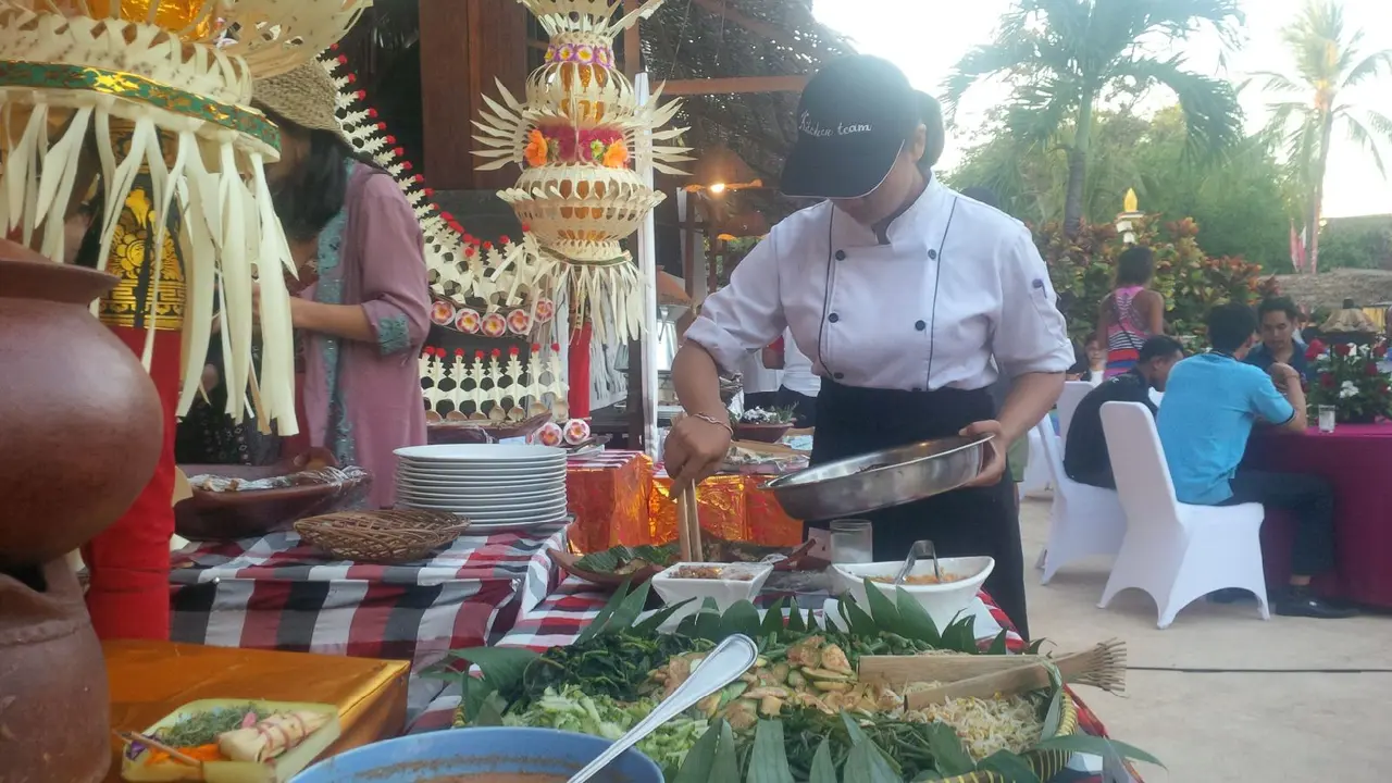 Parade Kuliner 178 Meter Sajikan Karedok hingga Babi Guling
