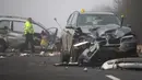 Sebuah mobil rusak parah setelah mengalami kecelakaan beruntun yang melibatkan sekitar 20 kendaraan di Oxfordshire, Inggris, Rabu (28/12). Puing-puing kendaraan memenuhi jalan sehingga membuat polisi harus menutup rute itu. (AFP PHOTO/Daniel LEAL-OLIVAS)