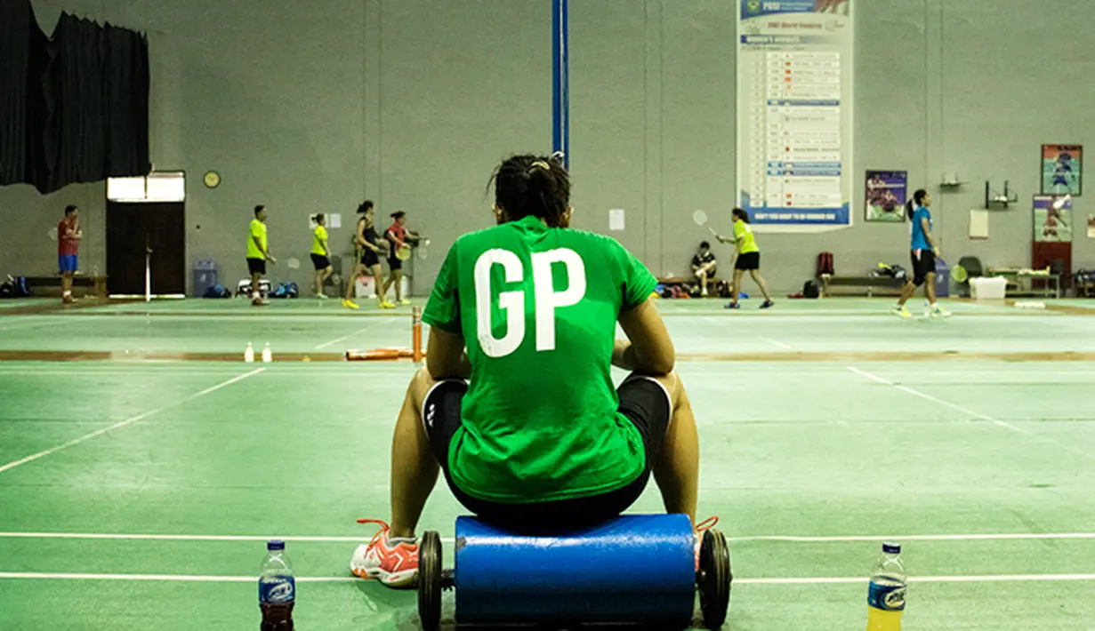 Greysia Polii beristirahat usai melakukan latihan keras jelang Kejuaraan Dunia BWF 2015 di Pelatnas Cipayung, Jakarta, Kamis (6/8/2015). (Bola.com/Vitalis Yogi Trisna)