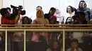 Terpidana kasus UU ITE sekaligus korban pelecehan seksual Baiq Nuril menyaksikan rapat pleno Menkumham Yasonna Laoly dengan Komisi III DPR di Gedung Nusantara II, Jakarta, (24/7/2019). DPR setuju Presiden Joko Widodo atau Jokowi memberikan amnesti kepada Baiq Nuril. (Liputan6.com/JohanTallo)