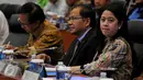 Menko PMK Puan Maharani (kanan) mengikuti rapat kerja dengan Banggar DPR di Kompleks Parlemen, Jakarta, Selasa (13/10). Rapat itu membahas Rencana Kerja dan Anggaran Kementerian Negara/Lembaga (RKAKL) Kemenko dalam RAPBN 2016.(Liputan6.com/Johan Tallo)