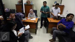Suasana saat Perwakilan Lingkaran Aku Cinta Indonesia (LACI) dari Hong Kong melaporkan Fahri Hamzah ke MKD DPR, Jakarta, Senin (30/1). Ini merupakan laporan kedua untuk Fahri terkait kicauannya yang menyebut TKI sebagai babu. (Liputan6.com/Johan Tallo)
