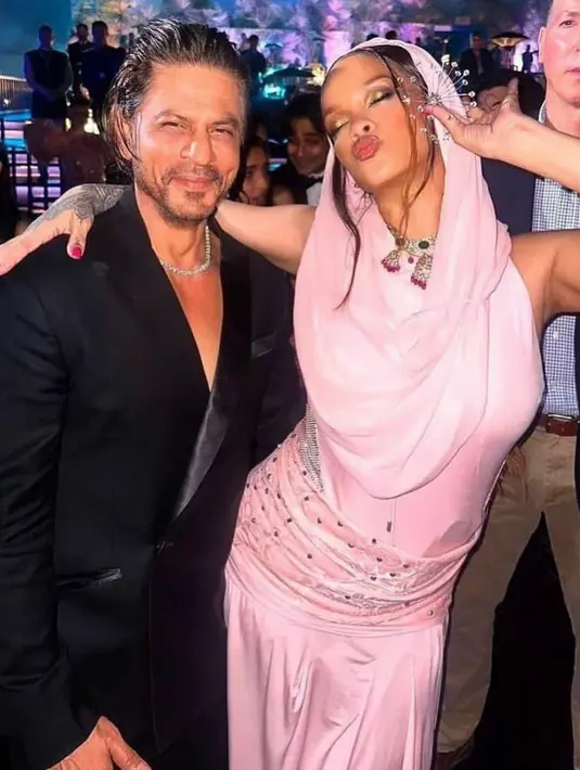 Perhiasan ini dirakit oleh para perajin terampil di Jaipur, menampilkan berlian yang dibungkus dalam soket khusus untuk meningkatkan kecermelangannya. Sedangkan zamrud sendiri melambangkan Jamnagar. [Foto: Instagram/davincicode7]