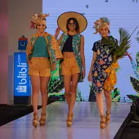 Denny Wirawan menciptakan desain Batik yang modern dengan warna-warna yang vibrant.