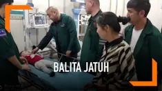 Bocah berusia 2 tahun selamat setelah jatuh dari lantai 5 gedung apartemen di China. Ia berhasil diselamatkan warga berada di sekitar.