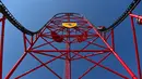 Trek roller coaster "Red Force" di PortAventura resort, Barcelona, Spanyol, (6/4). Roller coaster "Red Force" cukup untuk ajang memacu adrenalin dengan sejumlah trek melengkung yang ekstrem. (AFP Photo / Lluis Gene)