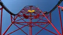 Trek roller coaster "Red Force" di PortAventura resort, Barcelona, Spanyol, (6/4). Roller coaster "Red Force" cukup untuk ajang memacu adrenalin dengan sejumlah trek melengkung yang ekstrem. (AFP Photo / Lluis Gene)
