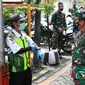 Panglima TNI Marsekal Hadi Tjahjanto mengecek langsung implementasi dari tenaga tracing di Kelurahan Kedung Baruk, Kecamatan Rungkut, Surabaya. (Dian Kurniawan/Liputan6.com)