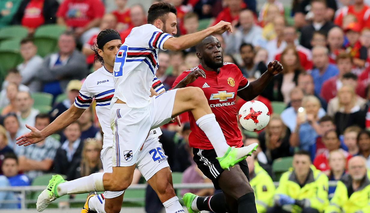 Striker Manchester United, Romelu Lukaku, berebut bola dengan bek Sampdoria, Vasco Regini, pada laga persahabatan di Stadion Aviva, Dublin, Rabu (2/8/2017). Manchester Menang 2-1 atas Sampdoria. (AFP/Paul Faith)