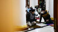 Gubernur DKI Jakarta Anies Baswedan dan Ridwan Kami berteu dalam Salat Shubuh berjamaah di Masjid Agung Sumedang, Jawa Barat. (Istimewa)
