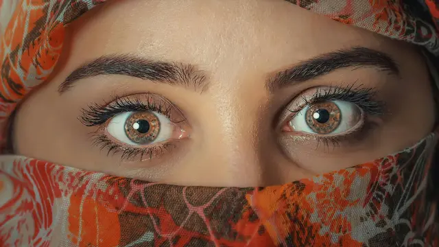 Pilih bentuk alis yang tepat untuk wajah kotak