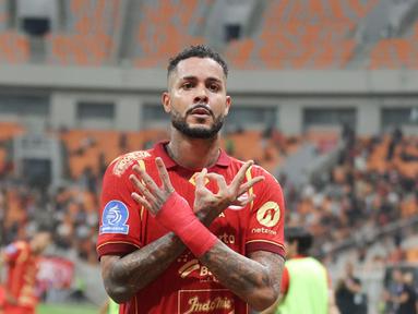 Penyerang andalan Persija Jakarta, Maxwell Souza melakukan selebrasi usai mencetak gol penentu kemenangan atas PSM Makassar pada pekan ke-22 BRI Super League 2025/2026 yang digelar di Jakarta International Stadium, Jumat (20/2) malam WIB. (Bola.com/Abdul Aziz)