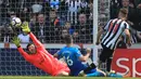 Pemain Newcastle United, Matt Ritchie (kanan) mencetak gol kedua untuk kemenangan timnya atas Arsenal pada lanjutan Premier League di St James' Park, Newcastle, (15/4/2018). Newcastle menang 2-1. (AFP/ Lindsey Parnaby)