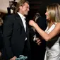 Brad Pitt dan Jennifer Aniston menghadiri SAG Awards 2020 di Shrine Auditorium, Los Angeles, Minggu (19/1/2020). Brad Pitt dan Jennifer Aniston terlihat berinteraksi di hadapan kamera awak media untuk pertama kalinya sejak bercerai pada tahun 2005 lalu. (Emma McIntyre/Getty Images for Turner/AFP)