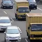 Truk melintas di tol dalam Kota kawasan Senayan, Jakarta, Minggu (25/6). Angkutan barang di atas 2 sumbu seperti truk tronton dan trailer per 1 juli dilarang melintasi jalur tol selama 10 hari. (Liputan6.com/Helmi Affandi)