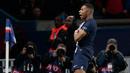 Kylian Mbappe. Tampil dalam seluruh 5 laga PSG di fase Grup H Liga Champions 2022/2023 dan masih menyisakan satu laga lagi kontra Juventus, striker asal Prancis berusia 23 tahun ini sementara menempati posisi kedua dalam daftar top skor dengan torehan 6 gol. Ia hanya gagal mencetak gol di matchday ketiga kontra tun rumah Benfica (5/10/2022) yang berujung hasil imbang 1-1. Ia dua kali membuat brace di matchday pertama kontra tamunya Juventus (6/9/2022) yang berakhir dengan kemenangan 2-1 serta pada matchday kelima saat menjamu Maccabi Haifa (25/10/2022) yang berakhir dengan kemenangan 7-2. (AFP/Geoffroy van der Hasselt)