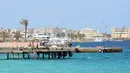 Sejumlah turis menyusuri tepi pantai di kota wisata Laut Merah Mesir, Hurghada pada 3 April 2019. Sepanjang tahun Hurghada beriklim tropis, sehingga banyak turis yang datang untuk merasakan musim panas dari bulan Januari sampai Desember. (Mohamed el-Shahed / AFP)