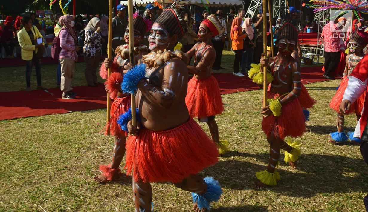 Peserta mengikuti Karnaval Dugderan di Lapangan Simpanglima Semarang, Senin (14/5). Kata dugder merupakan asalnya kata dug, yaitu suara beduk, dan der itu bunyi ledakan dari meriam atau mercon besar yang menandai awal puasa. (Liputan6.com/Gholib)