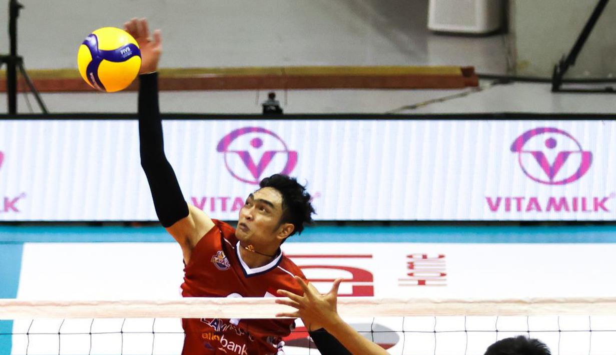 Pemain Timnas Voli Putra Indonesia, Doni Haryono, berusaha menge,balikan bola kearah pemain Timnas Voli Putra Vietnam dalam pertandingan putaran kedua SEA V League 2023 yang berlangsung di Santa Rosa Sports Complex, Filipina, Jumat (28/07/2023). (Dok. avcvolley)