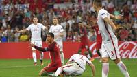 Striker Portugal, Cristiano Ronaldo, melakukan protes kepada wasit pada laga kontra Polandia di Stade Velodrome, Marseille, Kamis (30/6/2016). (AFP/Francisco Leong)