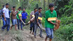 Sejumlah tersangka mengangkat gading saat rekonstruksi kasus pembunuhan gajah Sumatera liar di Kabupaten Bengkalis, Riau, Rabu (11/2/2015).(Antara Foto/wahyudie) 