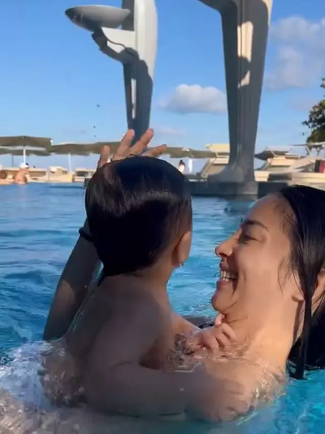 Nikita Willy ajari Baby Izz berenang (Instagram/nikitawillyofficial94)