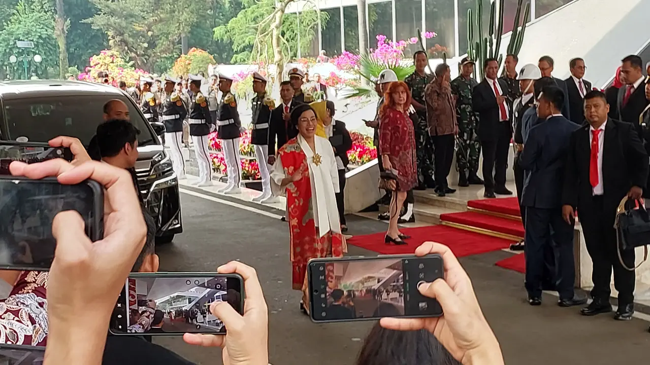 Menteri Keuangan (Menkeu) Sri Mulyani Indrawati tiba di komplek DPR RI, Senayan, Jakarta untuk mengikuti rangkaian acara Sidang Tahunan MPR, Sidang Bersama DPR - DPD 2024, dan Pembacaan Nota Keuangan 2025. (Arief/Liputan6.com)
