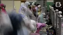 Umat Muslim Sholat Tarawih di Masjid Agung Al-Azhar, Jakarta, Jumat (1/4/2022). Masjid Al-Azhar memulai Sholat Tarawih, Jumat malam (1/4), sesuai perhitungan wujudul hilal Majelis Tarjih dan Tajdid PP Muhammadiyah yang menetapkan awal Ramadhan 2 April 2022. (Liputan6.com/Helmi Fithriansyah)