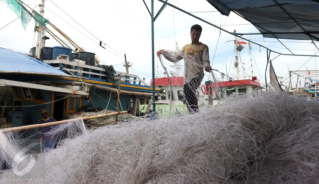 Nelayan merapihkan jaring di Karangsong, Indramayu, Jawa Barat, Jumat (15/1). Untuk mengisi waktu luang saat tidak melaut karena cuaca buruk, nelayan di kawasan tersebut menggunakan waktu mereka untuk memperbaiki jaring. (Liputan6.com/Helmi Afandi)