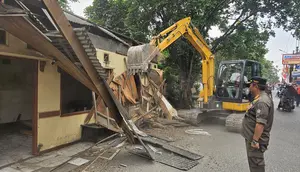 Pos Polisi hingga Ormas Depok Berdiri di Saluran Air