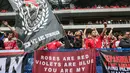 Para suporter Timnas Indonesia memberikan dukungan kepada timnya dalam laga terakhir Grup C Putaran Ketiga Kualifikasi Piala Dunia 2026 melawan Jepang di Suita Stadium, Jepang, Selasa (10/06/2025). (AFP/Paul Miller)