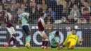 Sementara Leicester hanya mampu memperkecil skor melalui gol yang diceploskan oleh Youri Tielemans. (Foto: AP/Alastair Grant)