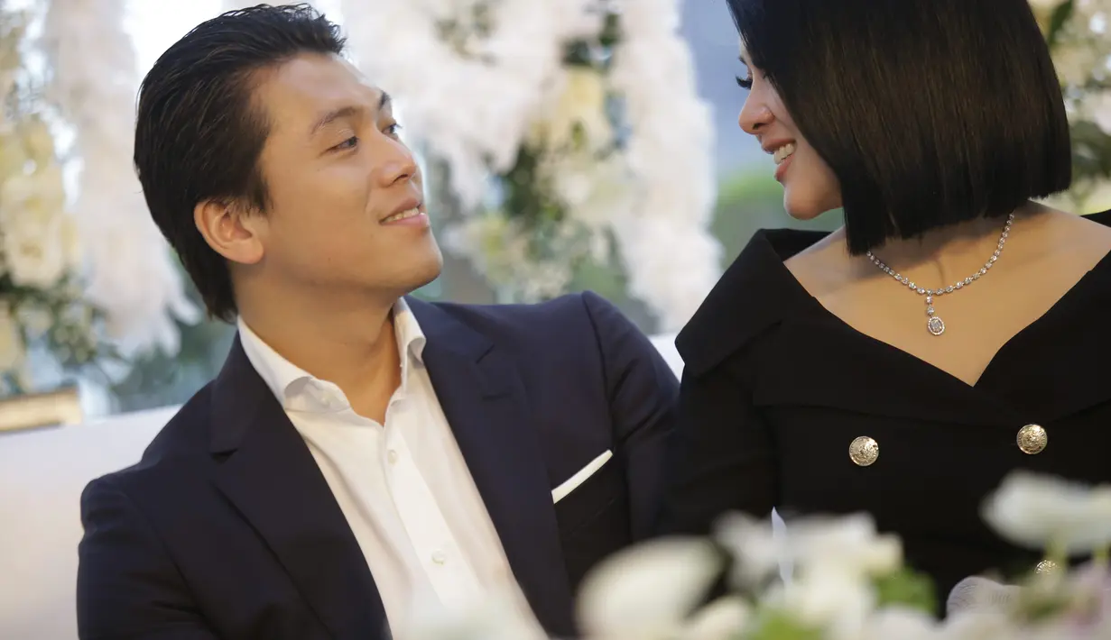 Syahrini dan Reino Barack