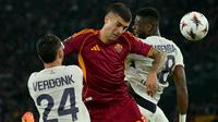 Bek kiri Lille, Calvin Verdonk berduel dengan bek tengah AS Roma, Gianluca Mancini dalam laga Liga Europa 2025/2026 di Stadio Olimpico Roma, Jumat (3/10/2025) dini hari WIB. (AFP/Filippo Monteforte)