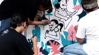 Tiga mahasiswa Bandung dari Universitas Telkom menjuarai kompetisi mural dalam Grafika Penerbitan Festival. (Foto: Dokumentasi Universitas Telkom/Arie Nugraha)