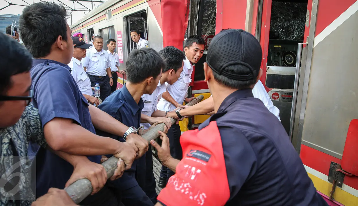 Proses evakuasi Kereta Rel Listrik (KRL) yang mengalami kecelakaan di Stasiun Juanda, Jakarta, Rabu (23/9/2015). KRL nomor 1156 rute Kota - Bogor menabrak KRL 1154 tujuan sama saat tengah stand by di Stasiun Juanda.(Liputan6.com/Faizal Fanani)