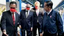 Presiden Joko Widodo atau Jokowi (kanan) berjalan bersama para penyambutnya saat tiba di Stasiun Central Kyiv, Ukraina, Rabu (29/6/2022). Di hari keempat agenda kunjungan kerjanya ke luar negeri, Presiden Jokowi dan Ibu Iriana akan berada di Ukraina untuk melakukan sejumlah kegiatan. (Foto: Biro Pers Sekretariat Presiden)