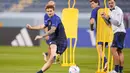Josh Sargent mengikuti sesi latihan resmi di Stadion Al-Gharafa SC, Doha, Senin (28/11/2022). Josh Sargent merupakan penyerang dalam timnas AS dan klub Liga Inggris Norwich City. (AP Photo/Ashley Landis)