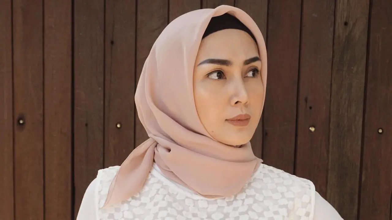 [Bintang] 8 Potret Saat Fenita Arie Mengenakan Hijab