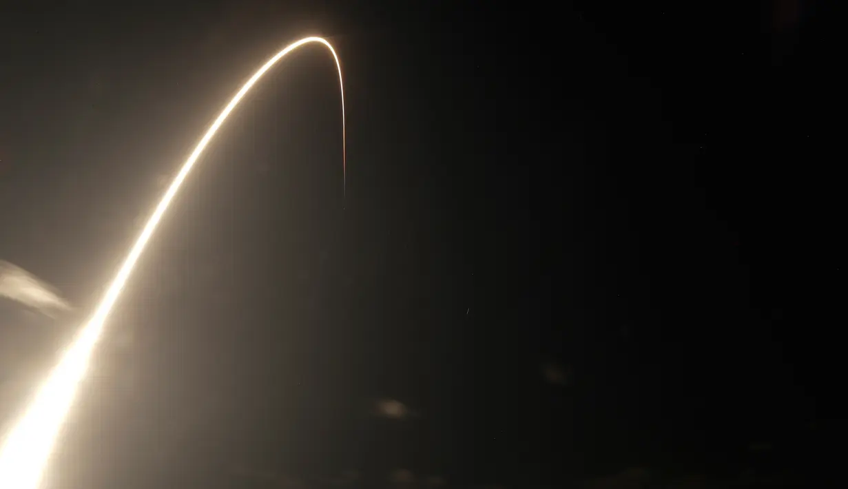 Roket Falcon 9 lepas landas dari Space Launch Complex 40 di Florida's Cape Canaveral Air Force Station, Amerika Serikat, Kamis (23/5/2019). CEO SpaceX, Elon Musk, juga menyebut proyek ini merupakan salah satu yang tersulit. (AP Foto John Raoux)