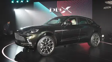 Aston Martin meluncurkan SUV pertamanya, Aston Martin DBX secara resmi di Beijing, China, Rabu (20/11/2019). Pabrikan Inggris itu membandrol SUV Premium Aston Martin DBX dengan harga $192.986 (setara Rp 2,7 miliar) yang mulai dipasarkan pada paruh kedua 2020. (GREG BAKER / AFP)