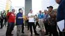 Wakapolri Komjen Pol Syafruddin (tengah) selaku CdM Asian Games 2018 menyimak penjelasan saat meninjau fasilitas wisma atlet di Jakarta, Minggu (4/2). Ketua INASGOC Erick Thohir hadir dalam peninjauan tersebut. (Liputan6.com/Helmi Fithriansyah)
