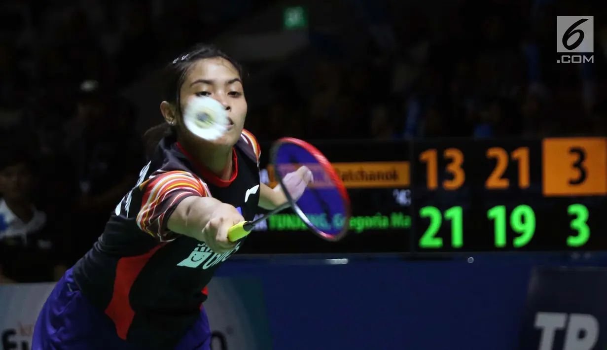 Pebulu tangkis tunggal putri Indonesia, Gregoria Mariska Tunjung berusaha mengembalikan kok ke arah Ratchanok Intanon (Thailand) di babak 16 besar Indonesia Open 2019 di Istora Senayan, Jakarta, Kamis (18/7/2019). Gregoria kalah 21-13, 19-21, 15-21. (Liputan6.com/Helmi Fithriansyah)