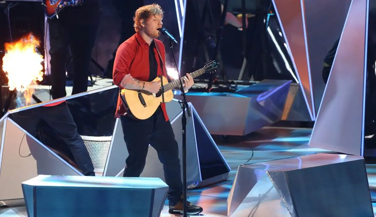 Kita lihat, apakah pada konser yang berlangsung di GBK nanti sosok Ed Sheeran akan tampil dengan gitar dan kacamatanya. Menarik untuk di nanti. (Liputan6.com/AFP)